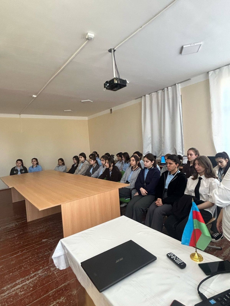 Uşaq Səfirlər Məclisinin Xaçmaz rayon üzrə regional nümayəndəsi Nəzrin Həbibova və fəalı Lalə Rəhmətullayevanın təşəbbüsü, Xaçmaz rayon Təhsil sektorunun dəstəyi ilə "Erkən Nikah"adlı tədbir keçirilmişdir.