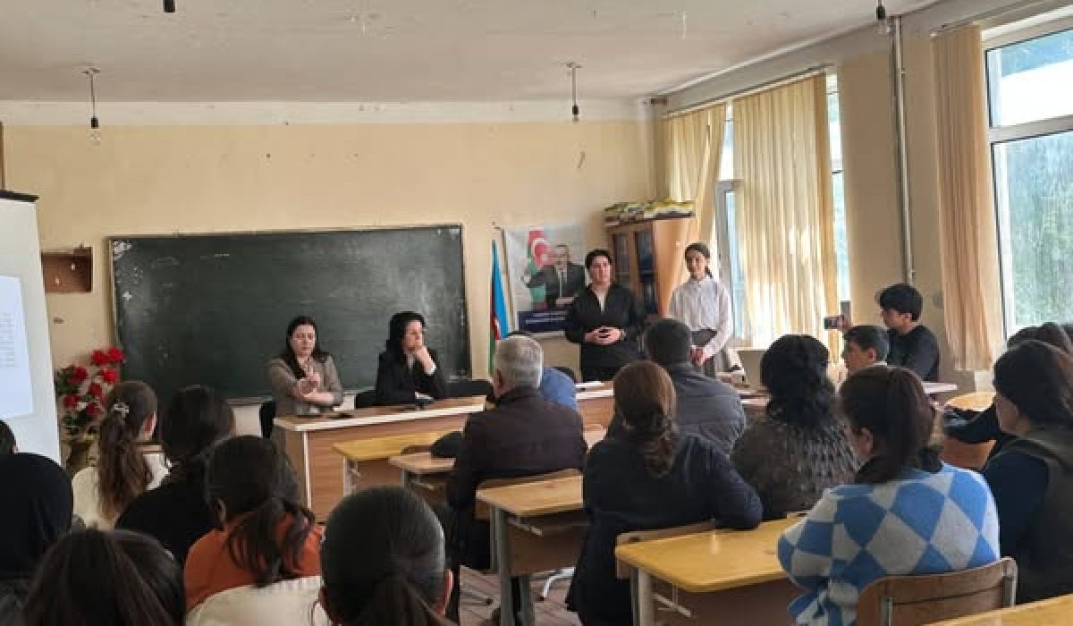 Uşaq Səfirlər Məclisinin İsmayıllı rayonu üzrə nümayəndələri Mələk Hüseynli və Nazlı Mirzəliyevanın təşəbbüsü ilə İsmayıllı Uşaq və Ailələrə dəstək mərkəzinin dəstəyi ilə müəllim-şagird və valideynlərin iştirakı ilə erkən evlilik və onun fəsadları  h