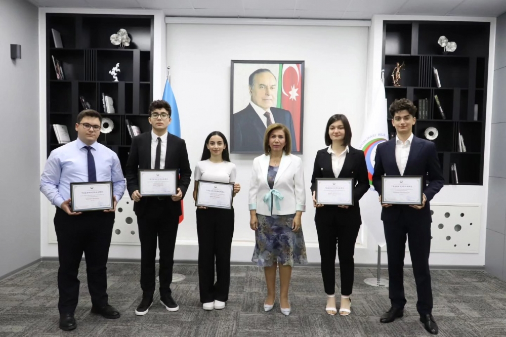 Dövlət Komitəsinin sədri Bahar Muradova Uşaq Səfirlər Məclisinin ali məktəbə qəbul olmuş üzvləri ilə görüşüb.