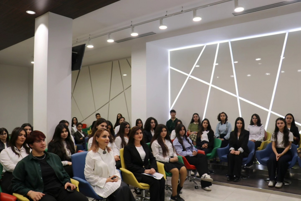 31 oktyabr 2025-ci il tarixində “Qızlar müzakirəyə qoşulur” layihəsi çərçivəsində TƏBİB-in Korporativ əlaqələr şöbəsinin müdiri Nigar Rüstəmli ilə görüş keçirilib.