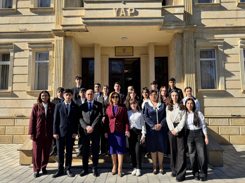 Ailə, Qadın və Uşaq Problemləri üzrə Dövlət Komitəsinin sədri Bahar Muradova Uşaq Səfirlər Məclisinin Bərdə rayonu üzrə nümayəndə və fəalları ilə görüşüb.