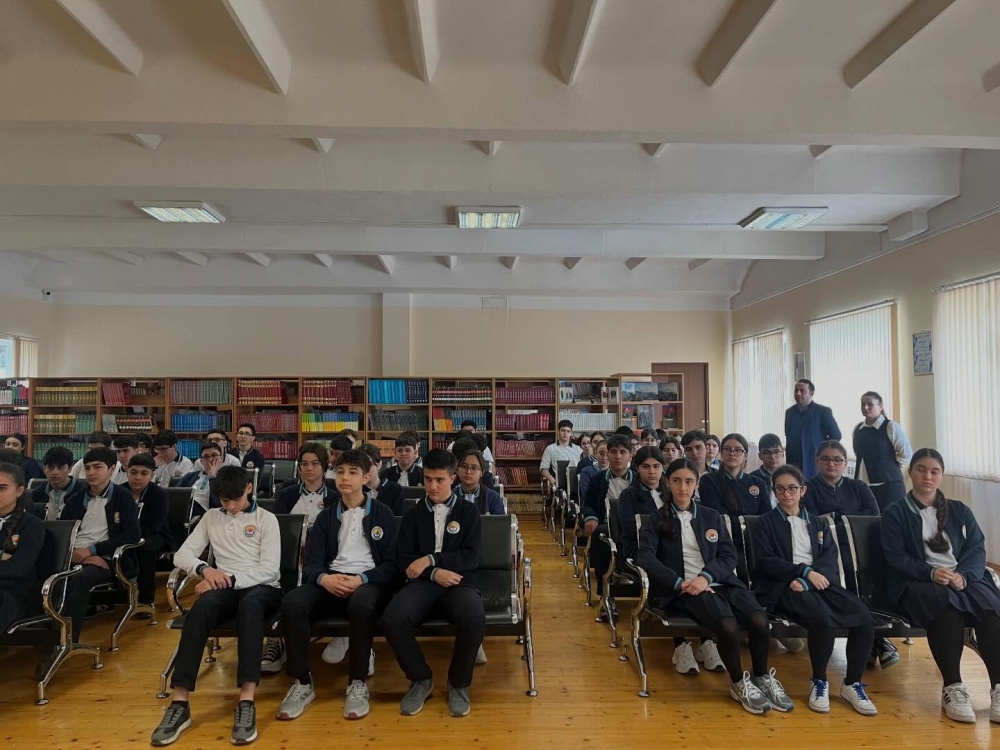1 aprel 2026-cı il tarixində Uşaq Səfirlər Məclisinin üzvləri tərəfindən Humanitar fənlər təmayüllü liseydə şagirdlər üçün maarifləndirici tədbir təşkil olunub.