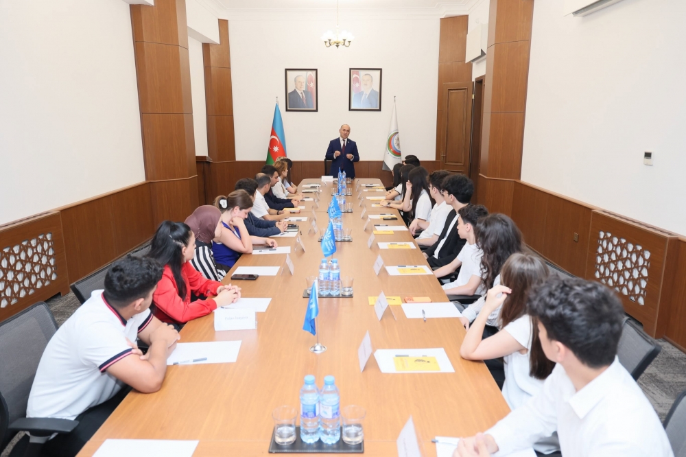 Uşaq Səfirlər Məclisinin üzvlərinin təşəbbüsü ilə “Milli dəyərlərimizdən gələcəyə baxış” layihəsi çərçivəsində Milli Məclisin deputatı, ilahiyyat üzrə fəlsəfə doktoru Ceyhun Məmmədovla görüş keçirilib.