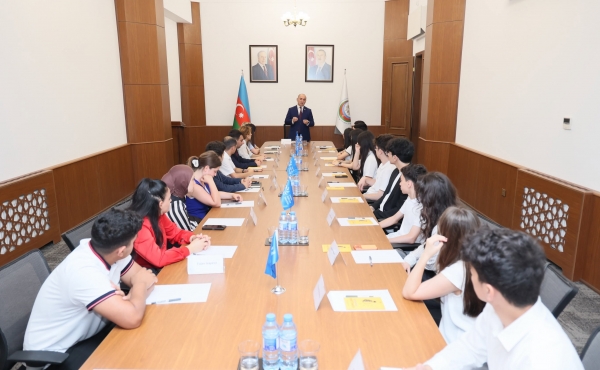 Uşaq Səfirlər Məclisinin üzvlərinin təşəbbüsü ilə “Milli dəyərlərimizdən gələcəyə baxış” layihəsi çərçivəsində Milli Məclisin deputatı, ilahiyyat üzrə fəlsəfə doktoru Ceyhun Məmmədovla görüş keçirilib.
