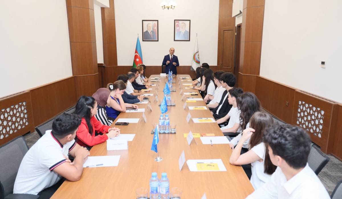 Uşaq Səfirlər Məclisinin üzvlərinin təşəbbüsü ilə “Milli dəyərlərimizdən gələcəyə baxış” layihəsi çərçivəsində Milli Məclisin deputatı, ilahiyyat üzrə fəlsəfə doktoru Ceyhun Məmmədovla görüş keçirilib.