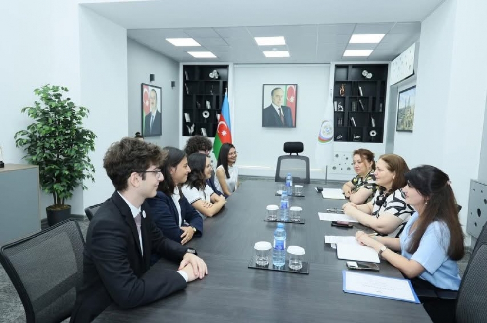 12 avqust 2026-cı il tarixində Ailə, Qadın və Uşaq Problemləri üzrə Dövlət Komitəsinin sədr müavini Aynur Sofiyeva Uşaq Səfirlər Məclisinin məzunları və yeni seçilmiş üzvləri ilə görüşüb.