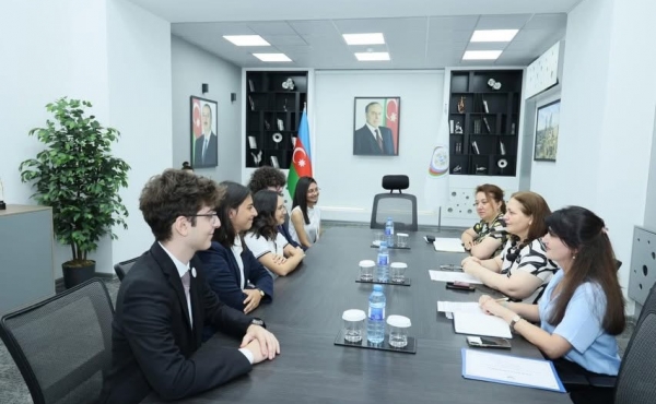 12 avqust 2026-cı il tarixində Ailə, Qadın və Uşaq Problemləri üzrə Dövlət Komitəsinin sədr müavini Aynur Sofiyeva Uşaq Səfirlər Məclisinin məzunları və yeni seçilmiş üzvləri ilə görüşüb.